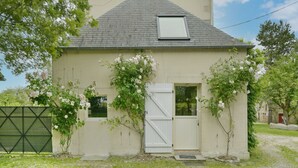 Un petit bâtiment d’un seul étage, doté d’un toit en pente, d’une petite fenêtre et d’une porte blanche.