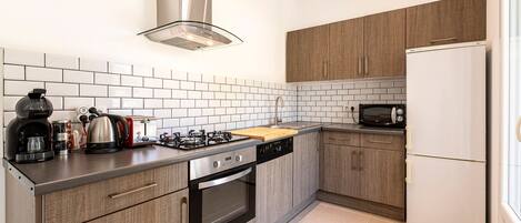 Kühlschrank, Mikrowelle, Ofen, Geschirrspüler