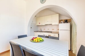 Frigorifero, forno, piano cottura, pentole/stoviglie/utensili