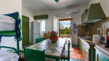 Frigorifero, piano cottura, pentole/stoviglie/utensili