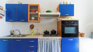 Kühlschrank, Herdplatte, Kochgeschirr/Geschirr/Besteck