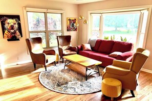 Smart TV, DVD player, livros, biblioteca musical