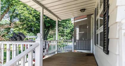 Farm Escape-Pool, Fire Pit, Hot Tub, Starlink, Dog Friendly 1.5 hrs from Chicago