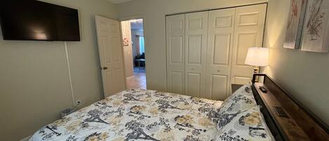 2 chambres, coffres-forts dans les chambres, fer et planche à repasser