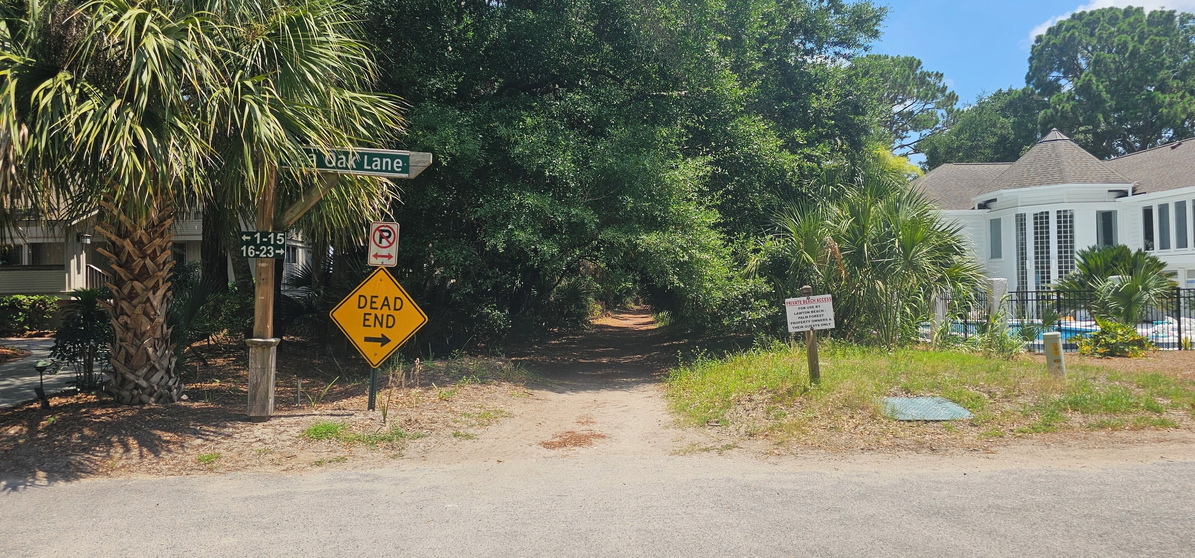 A street sign indicating Oak Lane with a 'No Parking' sign and a 'Dead End' sign.