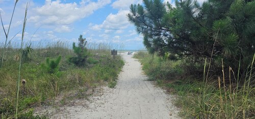 NEW! 1 BD Apt~Beach Access~Clean~Great Location~Quiet & NICE! Great for Couples!