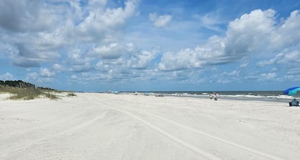 NEW! 1 BD Apt~Beach Access~Clean~Great Location~Quiet & NICE! Great for Couples!