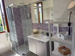 Dusch, hårtork, bidé och handdukar