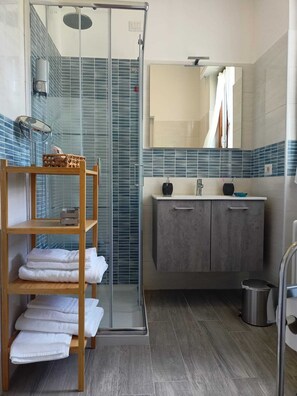 Dusche, Haartrockner, Bidet, Handtücher