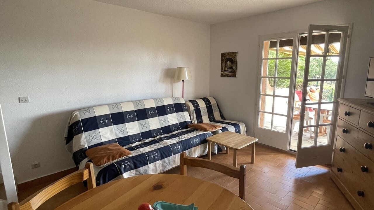 Una habitación acogedora con sofá, una mesita y un aparador.