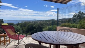 Outdoor dining - Nest overlooking the Gulf of Saint-Tropez (Roquebrune-sur-Argens)
