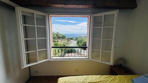 2 slaapkamers, een strijkplank/strijkijzer, beddengoed