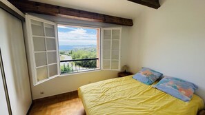 2 chambres, fer et planche à repasser, draps fournis