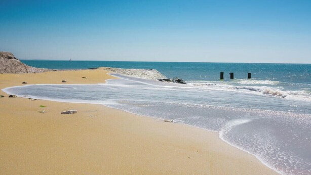 A beach with clear skies, calm waves, and a sandy shore. - Cozy 24 m² studio near the sea (La Tranche-sur-Mer)