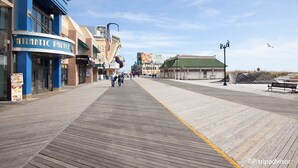Un paseo marítimo con tiendas, incluyendo el Atlantic Palace.