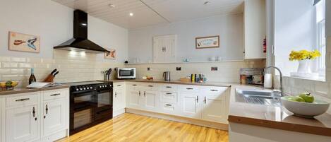 House | Private kitchen | Fridge, microwave, oven, stovetop