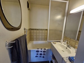 Secador de cabelo, toalhas de banho