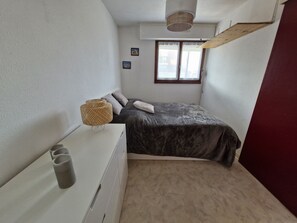 1 quarto, ferros/tábuas de passar roupa, roupa de cama
