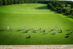 Vue aérienne d’un terrain de golf avec des joueurs et du matériel.