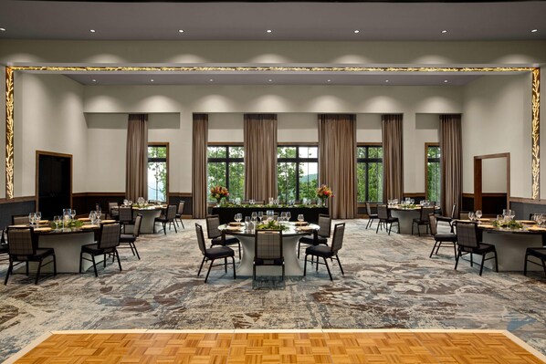 A conference room with multiple tables, chairs, and large windows. - Cloudland Mclemore Resort Lookout Mountain Curio (Rising Fawn)
