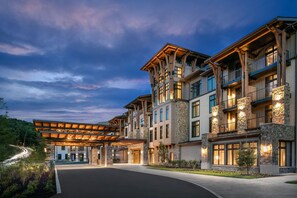 A multi-story hotel with a covered entrance, stone facade, and multiple balconies. - Cloudland Mclemore Resort Lookout Mountain Curio (Rising Fawn)