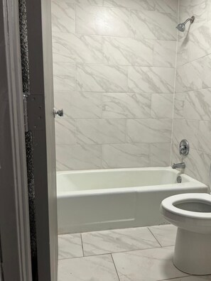 Bathroom - Travelodge by Wyndham Suffolk (Suffolk)