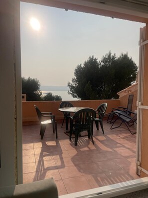 Outdoor dining - T2 sea view, very quiet. (Saint-Cyr-sur-Mer)