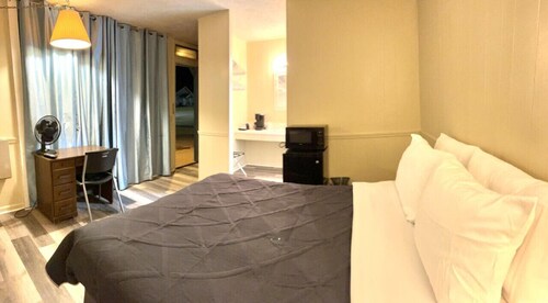 Room 30 - Standard Queen - Sleeps 2 - Harper Motel