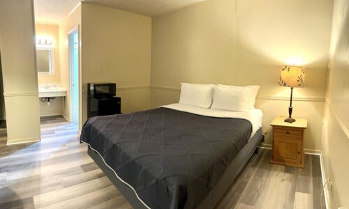 Room 26 - Standard Queen - Sleeps 2 - Harper Motel