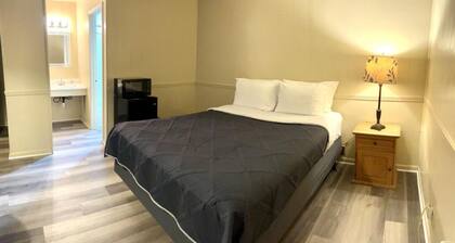 Room 26 - Standard Queen - Sleeps 2 - Harper Motel