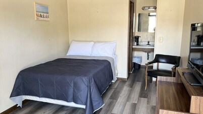Room 31- Standard Queen - Sleeps 2 - Harper Motel