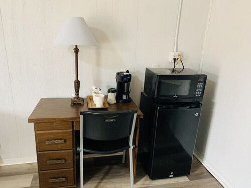 Room 12 - Standard Queen - Sleeps 2 - Harper Motel