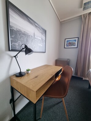 Standard Double Room with Shared Bathroom and Sea View | Dundyner, individuelt innredet, skrivebord og skrivebord for bærbar PC