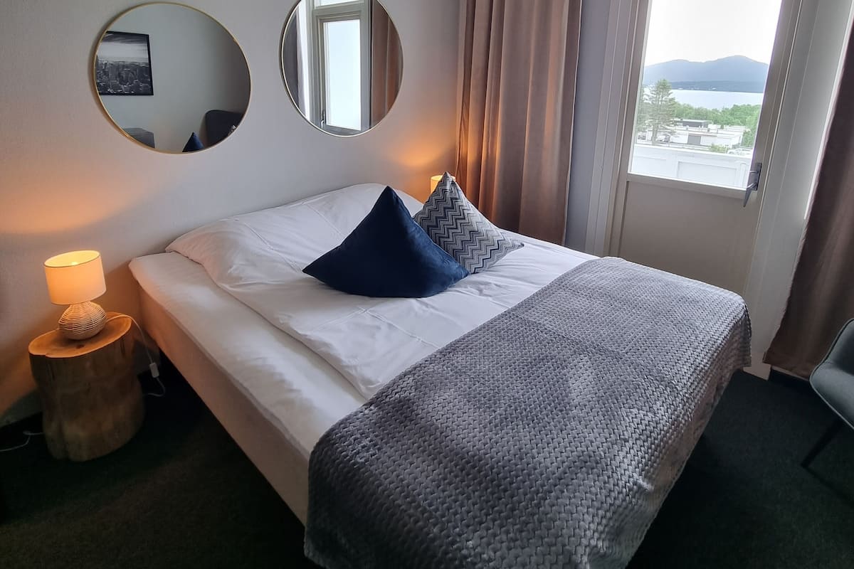 Standard Double Room with Shared Bathroom and Sea View | Down comforters, individually furnished, desk, laptop workspace