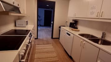 Oven, stovetop, dishwasher, cookware/dishes/utensils