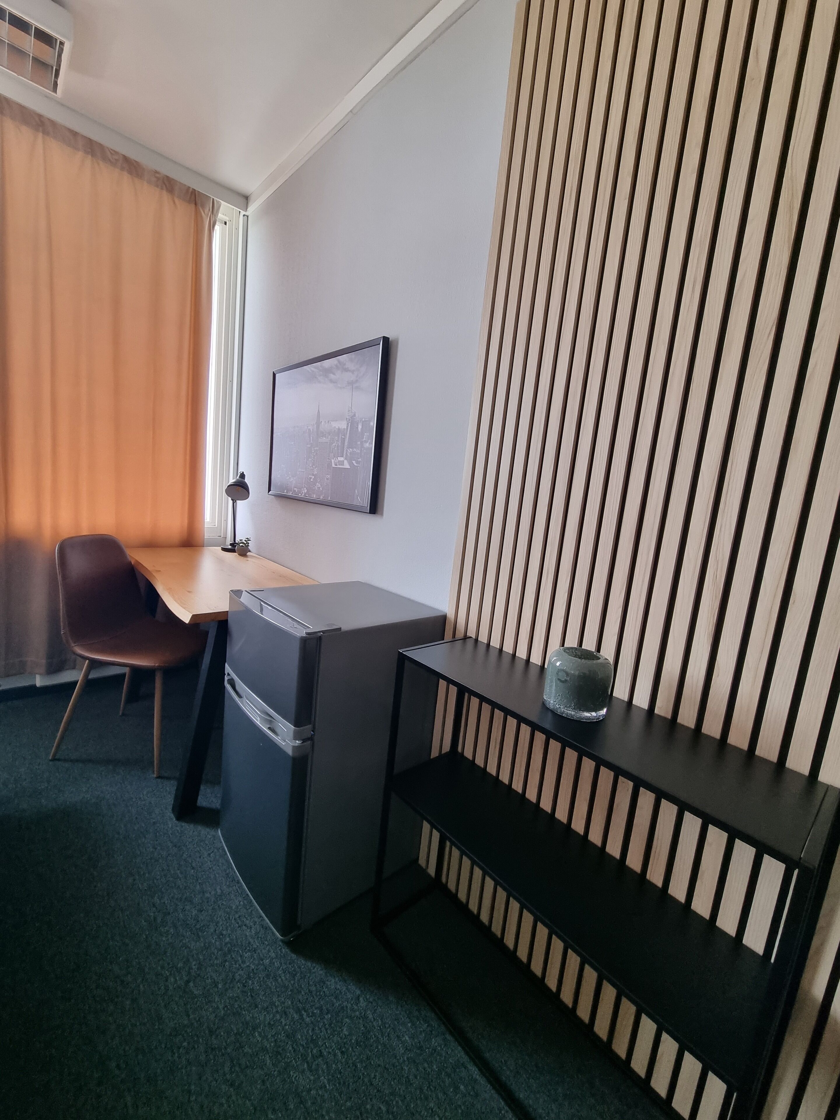 Standard Double Room with Shared Bathroom and Sea View | Edredones de plumas, mobiliario individual, escritorio