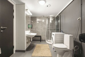 Shower, towels, soap, toilet paper - A-11 (Ålesund)