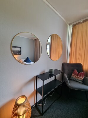 Superior Double Room with Shared Bathroom | Dundyner, individuelt innredet, skrivebord og skrivebord for bærbar PC