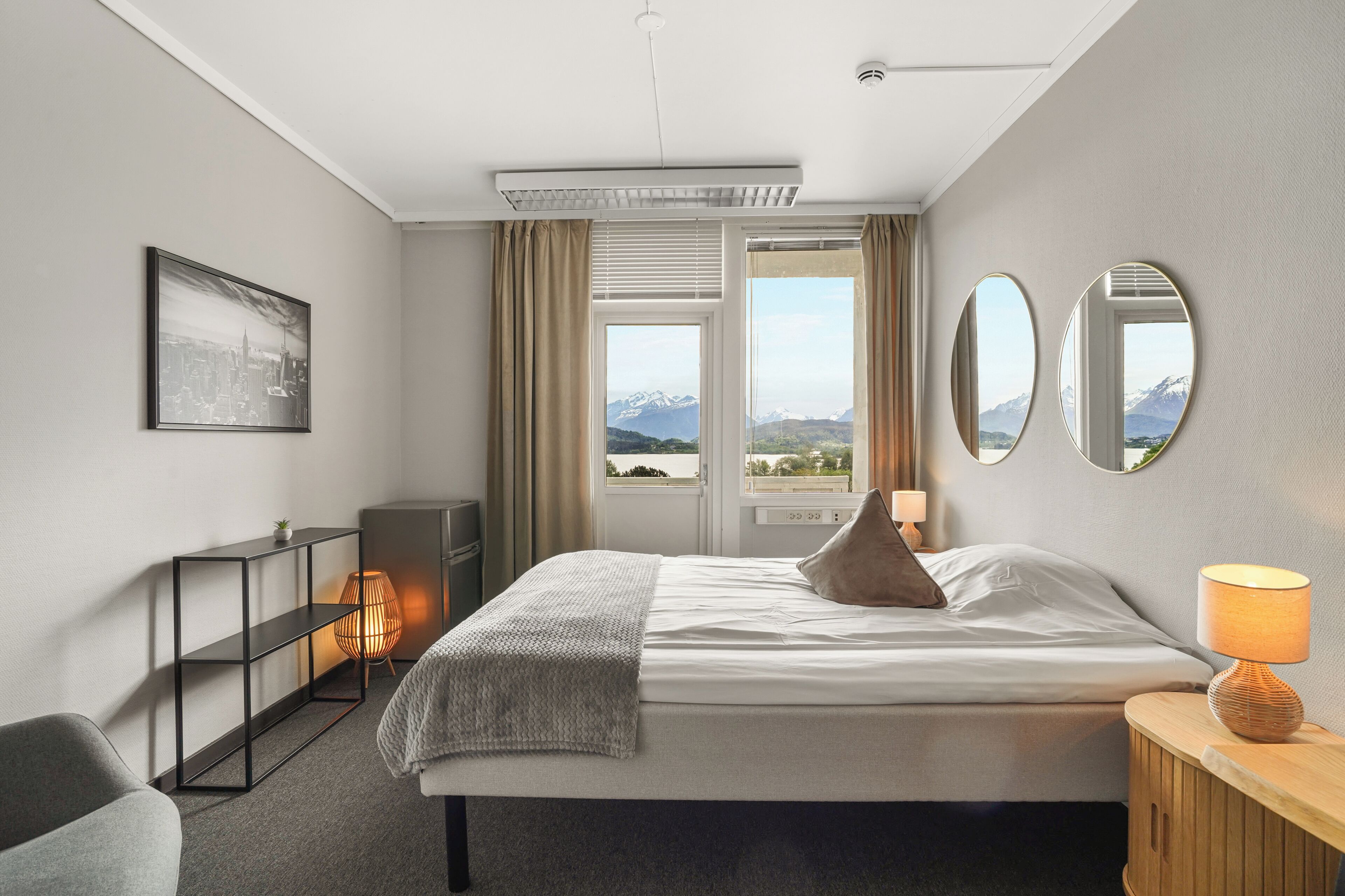Superior Double Room with Shared Bathroom and Sea View | Dundyner, individuelt innredet og sengetøy