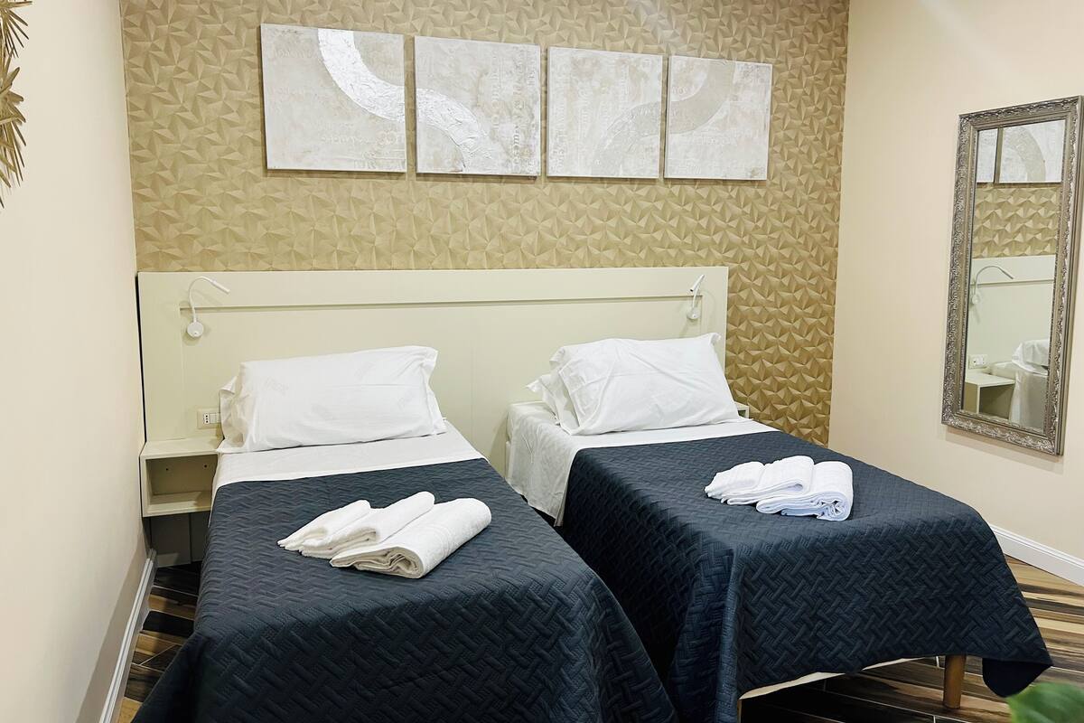 Business Room | Hypo-allergenic bedding available, down comforters, memory foam beds