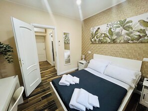 Hypo-allergenic bedding, down duvets, memory-foam beds, in-room safe - SD VATICAN ROOMS S.R.L.S (Rome)