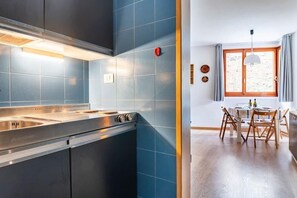 Microondas y placa de cocina