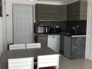 Frigorífico, microondas, lavavajillas y cafetera o tetera