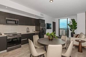 Refrigerador, microondas, horno, placa de cocina