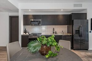 Réfrigérateur, micro-ondes, four, plaque de cuisson