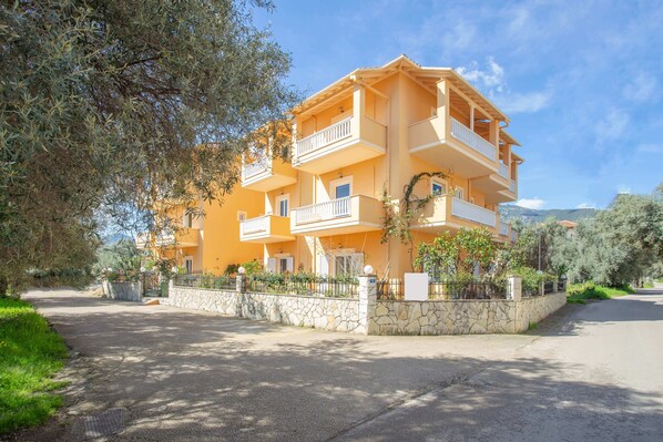 Konaklama yerinin ön cephesi