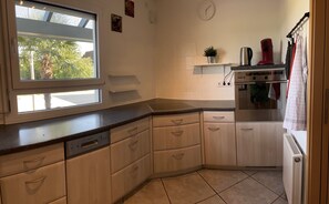 Fridge, oven, stovetop, dishwasher - Apartment Sandperle: Your gateway to the Black Forest, Strasbourg and Europapark (Willstätt)