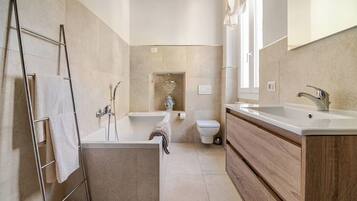 Dusche, Haartrockner, Bidet, Handtücher