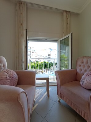 Apartemen Bulan Madu, 1 kamar tidur, balkon, pemandangan kolam renang | Area keluarga | Smart TV 37-inci dengan saluran TV satelit dan stasiun docking MP3