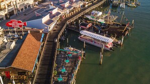 Une zone riveraine dotée d’une jetée, de bateaux et d’un restaurant de fruits de mer.